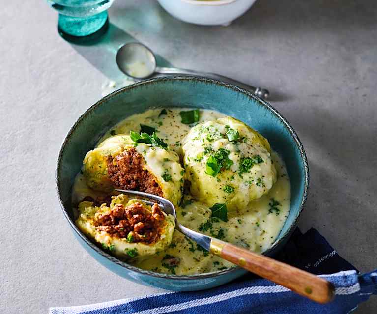 Hefe-Hackfleisch-Knödel mit Käsesauce Hefe-Hackfleisch-Knödel mit Käsesauce