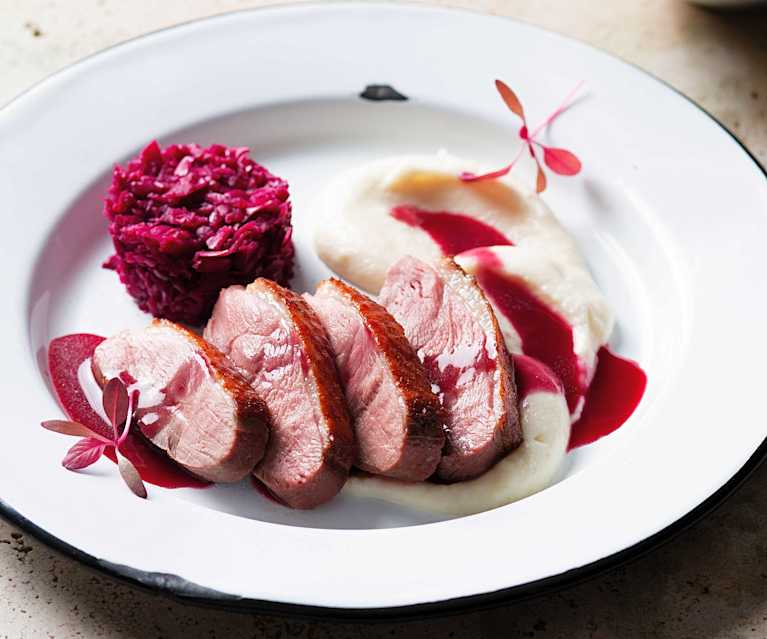 Petti d'anatra Sottovuoto con cavolo rosso e purè di sedano rapa Petti d'anatra Sottovuoto con cavolo rosso e purè di sedano rapa