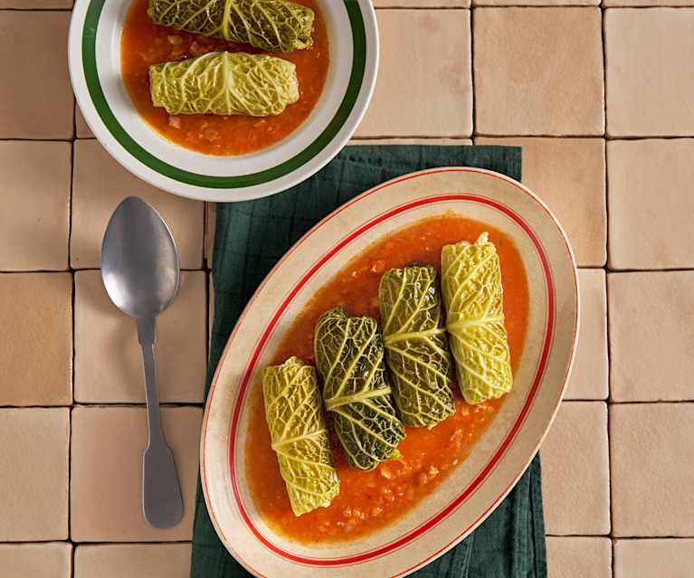 Salsichas enroladas em couve-lombarda Salsichas enroladas em couve-lombarda
