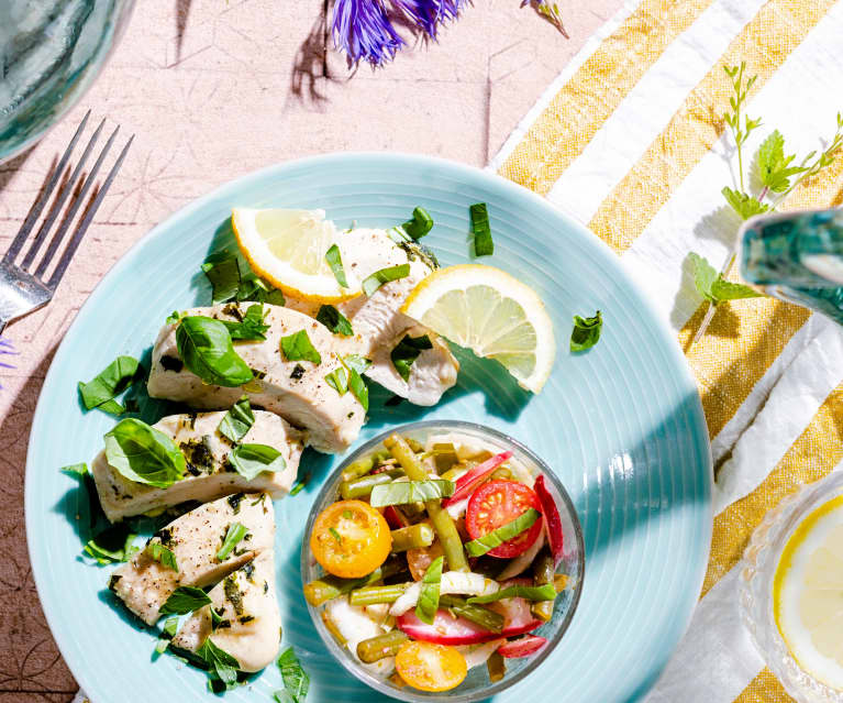 Poulet mariné aux herbes fraîches et salade printanière