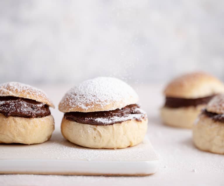 Bollos de nata con crema de avellana