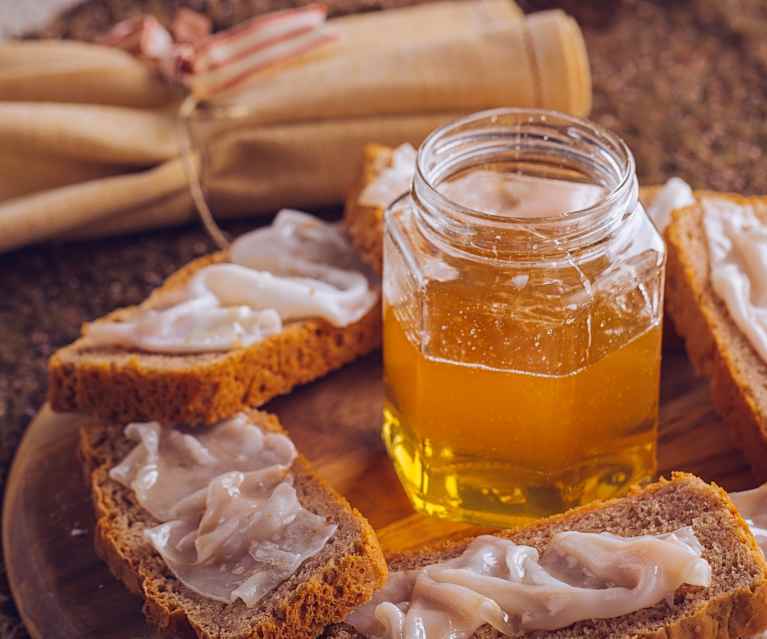 Crostini di pane alle castagne e noci con lardo e miele Crostini di pane alle castagne e noci con lardo e miele