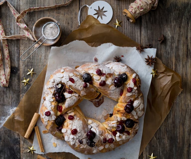 Couronne briochée aux cerises et épices