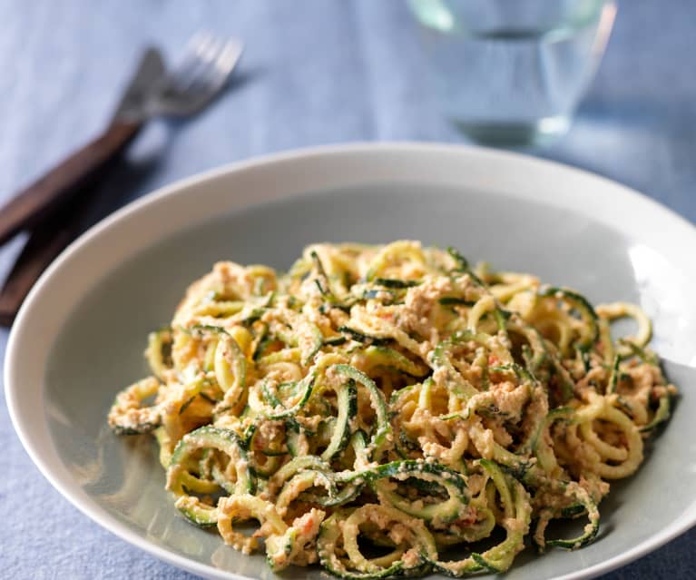 Noodles de curgete com molho de castanha do Brasil