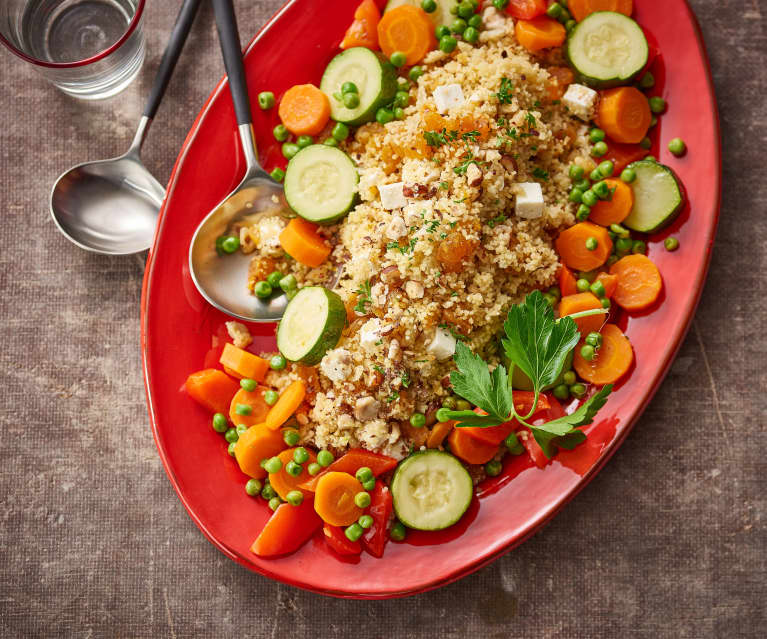 Couscous met abrikozen, hazelnoten, feta en groentemengeling