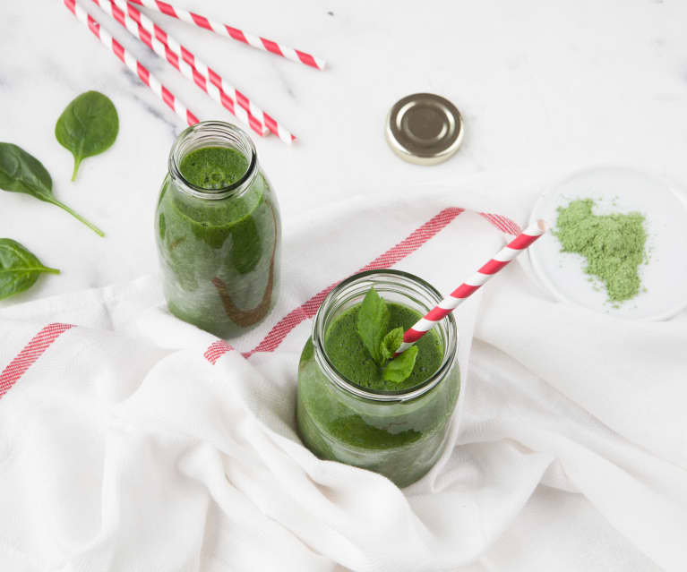 Smoothie agli spinaci ed erba di grano