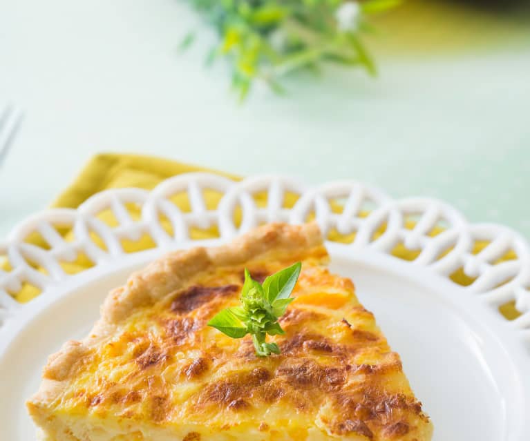 Quiche de cuatro quesos y durazno