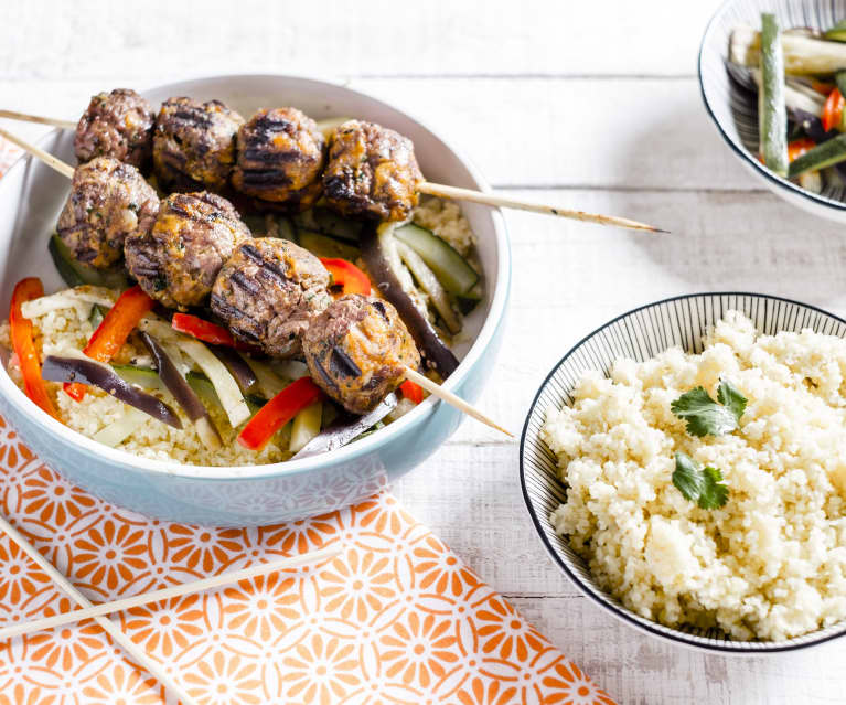 Brochettes de bœuf épicé aux légumes du soleil et boulgour