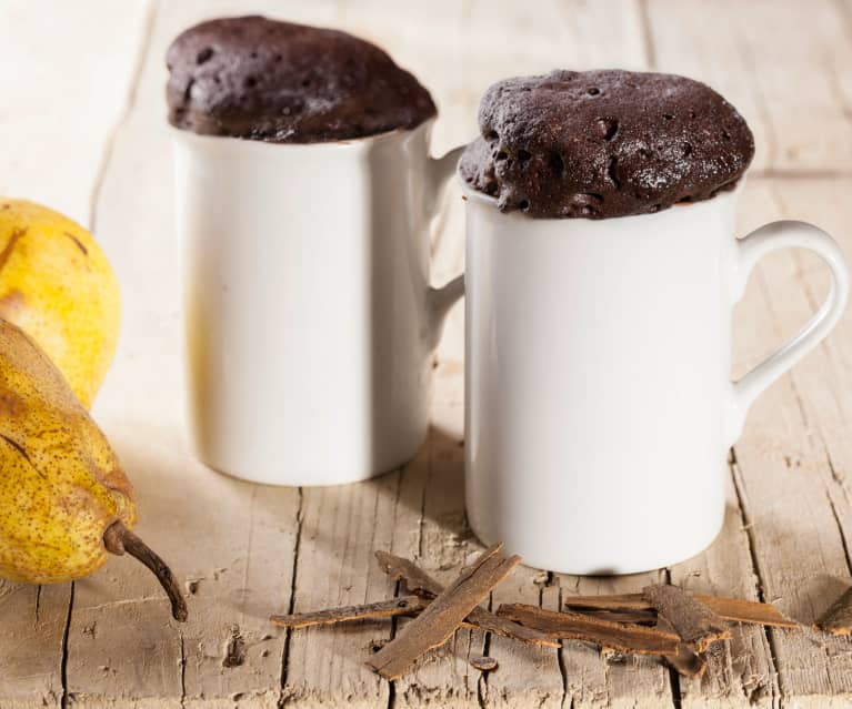 Hruškový mug cake se skořicí