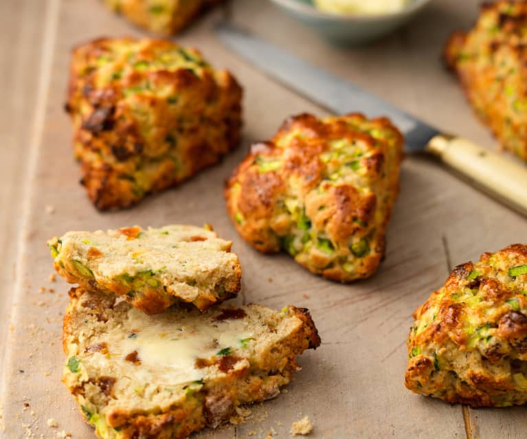 Zucchini-Scones mit getrockneten Aprikosen