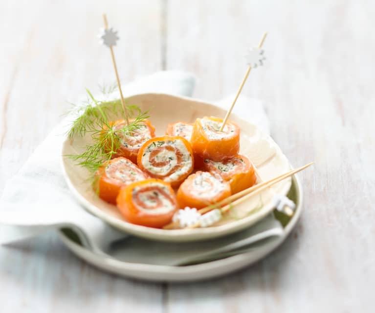 Roulés de truite fumée au fromage à tartiner et herbes aromatiques