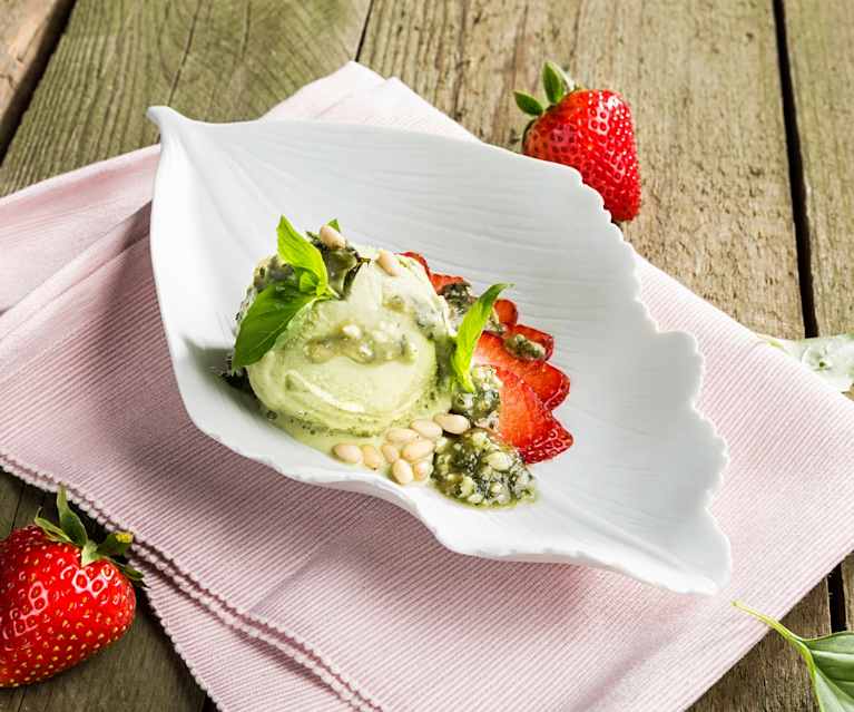 Basilikumeis mit Erdbeercarpaccio und süßem Pesto - Cookidoo™ – 美善品®电子食谱平台
