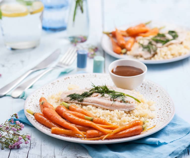 Pstrągi na parze z kaszą bulgur, młodą marchewką i sosem balsamicznym