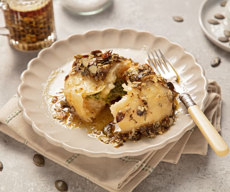 Pikante Germknödel mit Käsefülle und Kürbiskernbutter