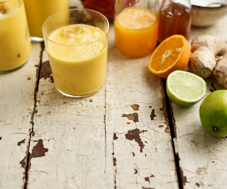 Smoothie de manga, laranja e iogurte