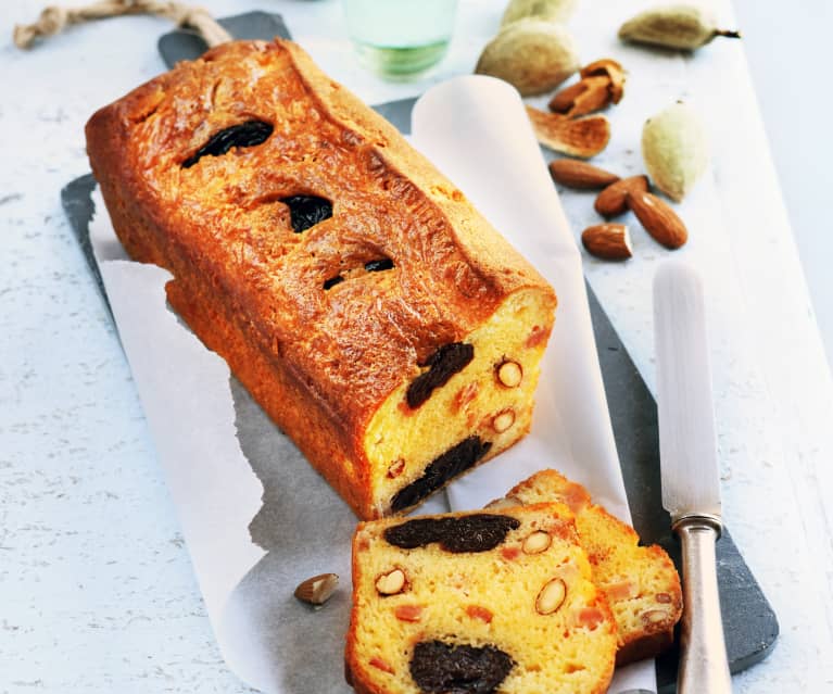 Cake aux lardons, pruneaux et amandes