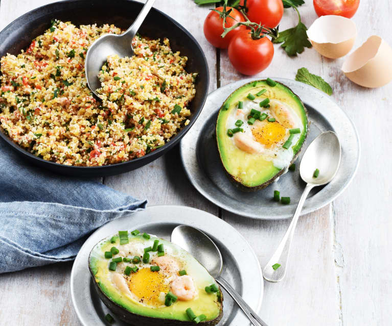 Œufs en cocotte d'avocat, crevettes et taboulé