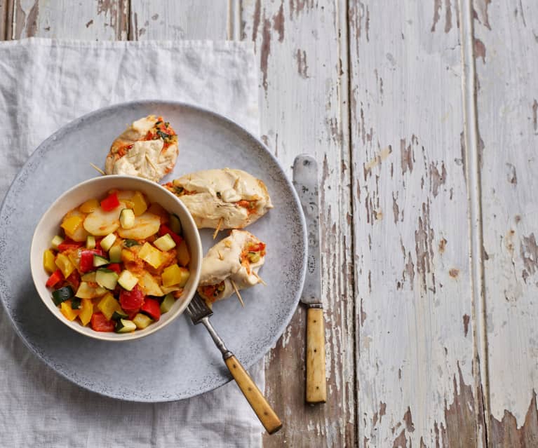 Peitos de frango recheados com legumes e batatas