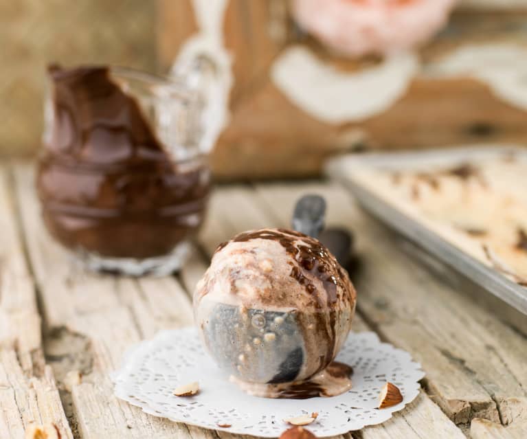 Gelado de avelã com molho de chocolate