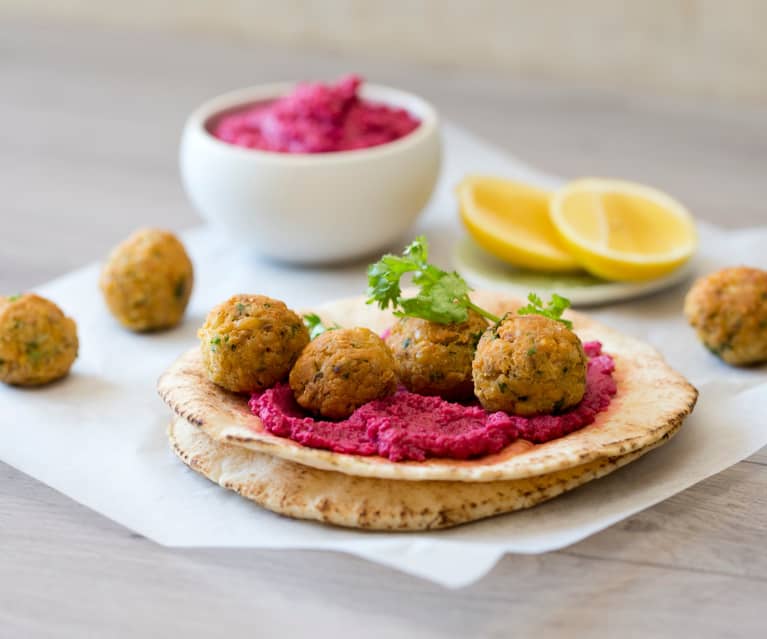 Falafel com húmus de beterraba