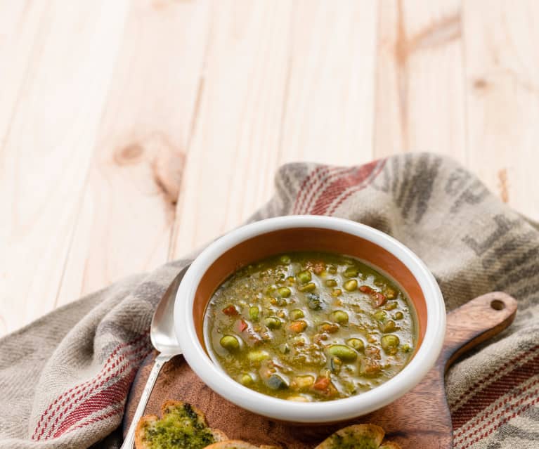 Sopa de legumes com pesto