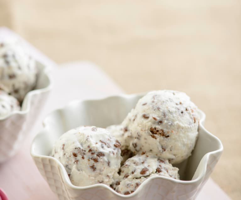 Gelado com crocante de chocolate e avelã