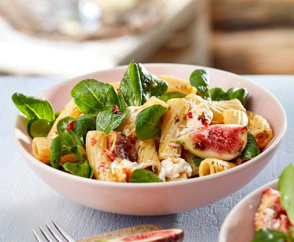 Nudelsalat mit Feigen und Ziegenfrischkäse