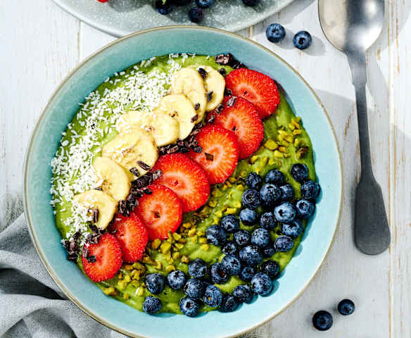 Bananen-Smoothie-Bowl mit Matcha