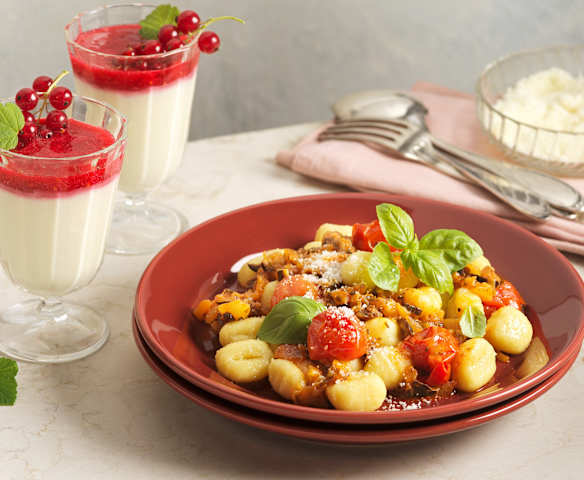 Gnocchi z sosem warzywnym; Serniczki z musem porzeczkowym