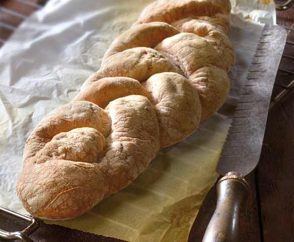 Pan di castagne in treccia con noci, mandorle e nocciole