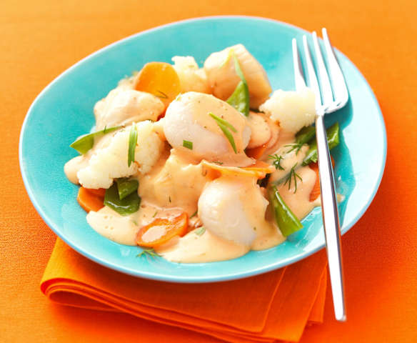 Noix de saint-jacques à la crème de corail et petits légumes