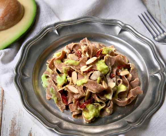 Tagliatelle di farro al pesto di avocado