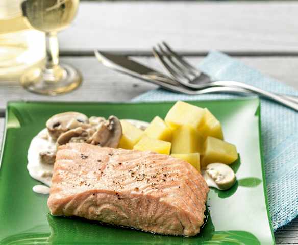 Łosoś w kremowym sosie pieczarkowym z ziemniakami