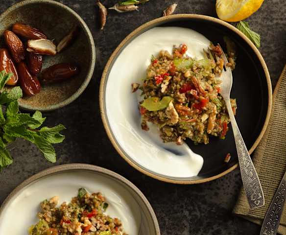 Freekeh-Salat mit Datteln und Nüssen