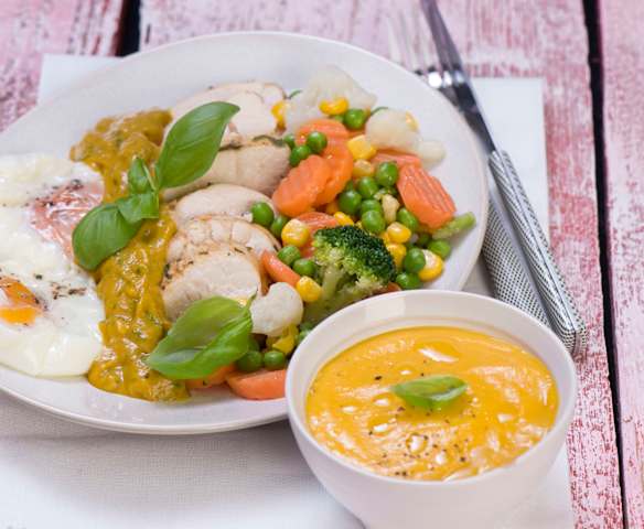 Zeleninová polévka, kuřecí prsa v balíčku se zeleninovou přílohou a vařenými vejci