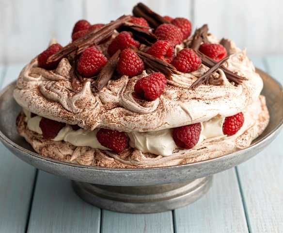 Pavlova cu zmeură și așchii de ciocolată