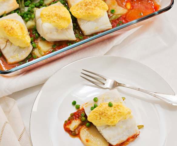 Bacalao con tomate, patatas panadera y guisantes Bacalao con tomate, patatas panadera y guisantes