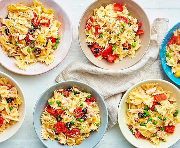Insalata di pasta con salmone e verdure (6 porzioni)