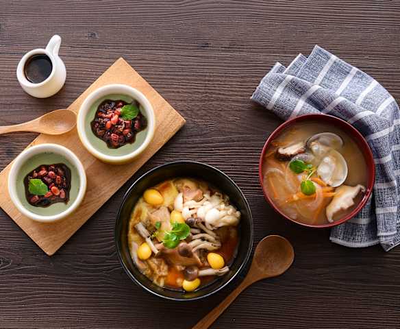 蛤蜊味噌汤、清酒蒸鸡腿和抹茶豆浆布丁