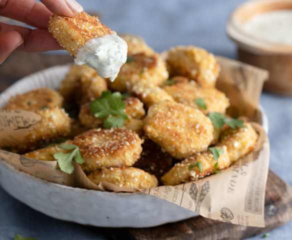 Popcorn-Chicken-Nuggets mit Koriander-Dip
