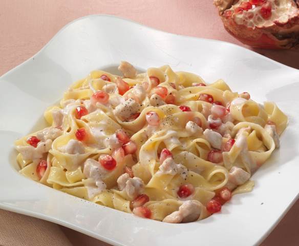 Tagliatelle con salsa alla melagrana