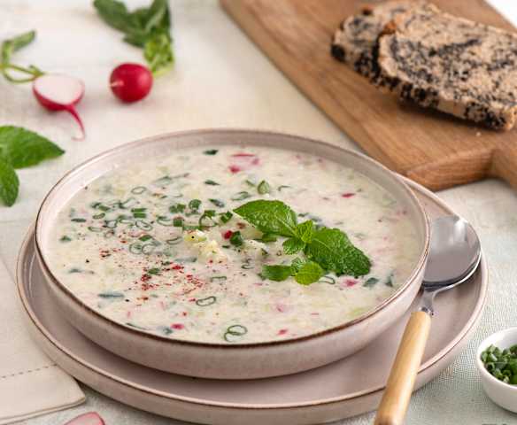 Chłodnik z rzodkiewką i kalarepą