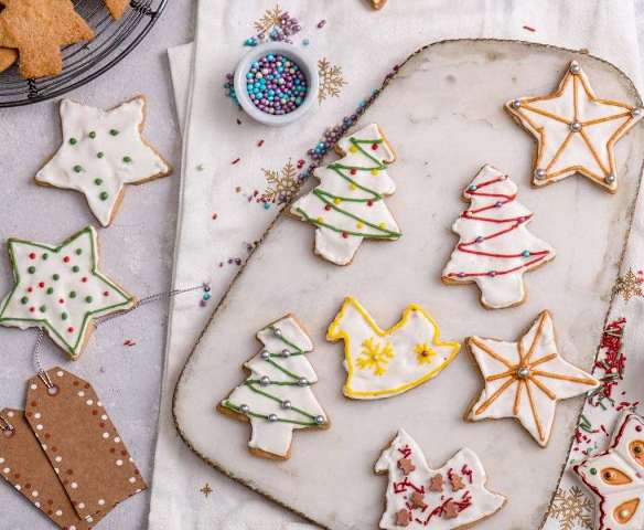 Ciasteczka maślane z lukrem królewskim i ozdobami