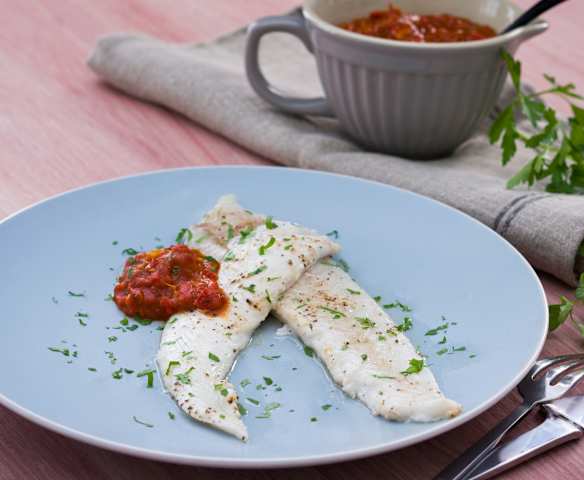 Gallo con salsa de pimientos Gallo con salsa de pimientos