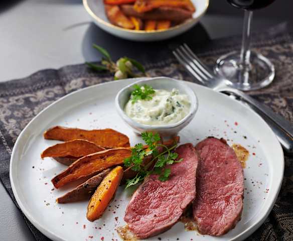 Roastbeef mit Kartoffelecken und Kerbelremoulade Roastbeef mit Kartoffelecken und Kerbelremoulade