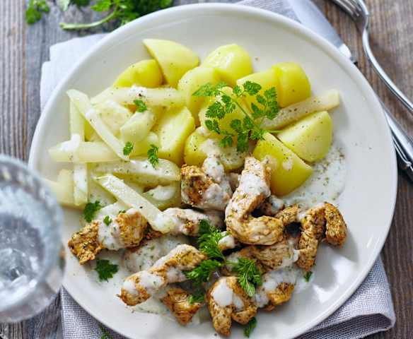 Kohlrabi mit Kerbelsauce, Putenstreifen und Kartoffeln