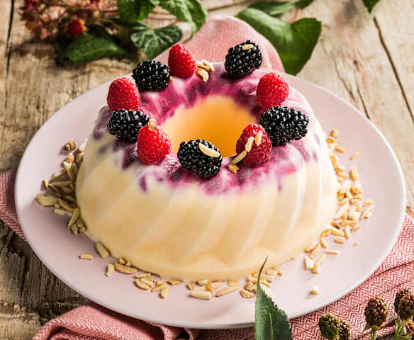 Eisgugelhupf mit Beerensauce