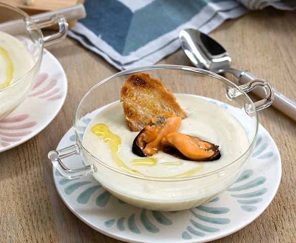 Vichyssoise de coliflor con mejillones al vapor