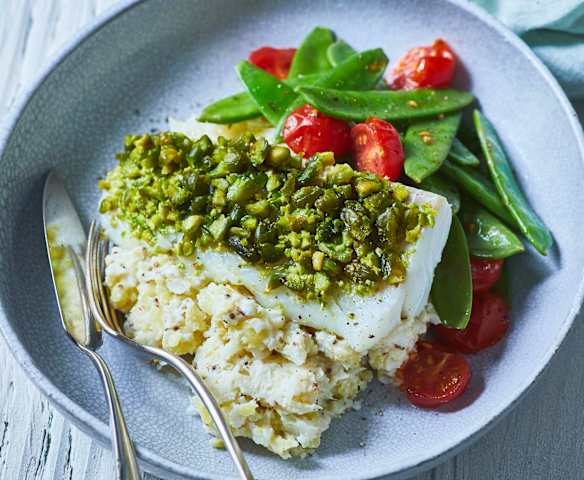 Fisch mit Blumenkohl-Kartoffel-Stampf und Gemüse