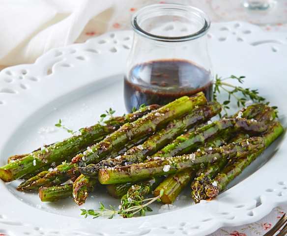 Espárragos con mantequilla balsámica
